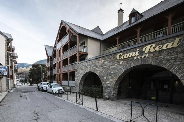 Appartements Avec Piscine Interieure Sauna Parking Etage 1 Au Centre Du Village Dans Residence Cami Real サン・ラリー・スラン エクステリア 写真