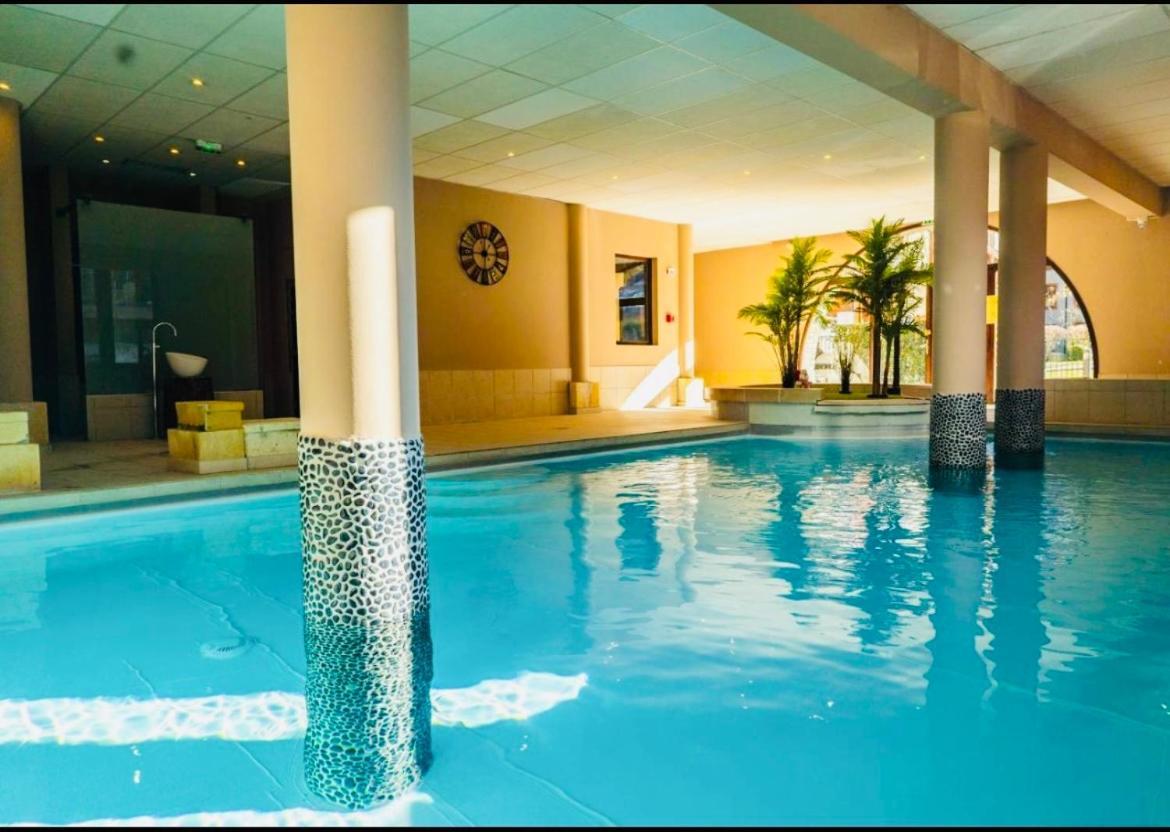Appartements Avec Piscine Interieure Sauna Parking Etage 1 Au Centre Du Village Dans Residence Cami Real サン・ラリー・スラン エクステリア 写真