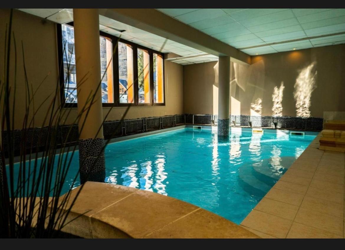 Appartements Avec Piscine Interieure Sauna Parking Etage 1 Au Centre Du Village Dans Residence Cami Real サン・ラリー・スラン エクステリア 写真